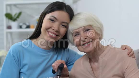 快乐的年轻和退休女士寻找相机拥抱和微笑支持视频的预览图
