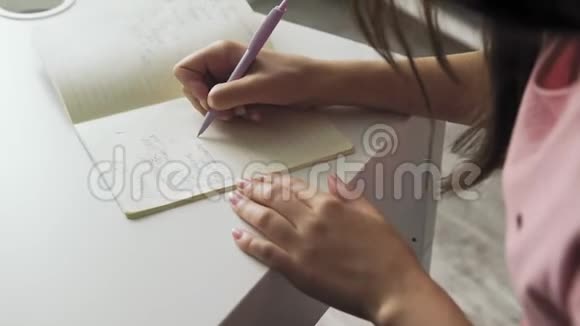 用笔在笔记本上写笔记女人的手视频的预览图