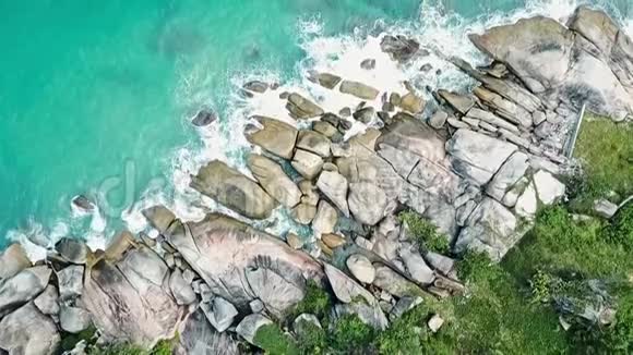 海岸岩石和海浪的鸟瞰图视频的预览图