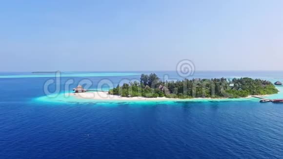 马尔代夫岛热带白沙滩鸟瞰图04视频的预览图