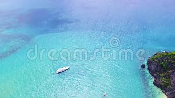 惊涛骇浪的蓝海豪华游艇的鸟瞰图视频的预览图