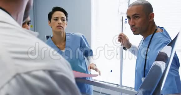 医生在病床4k病人的会诊视频的预览图