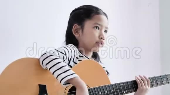 穿着黑白条纹裙子的女孩弹吉他唱歌视频的预览图
