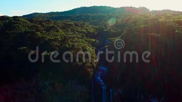 山林瀑布鸟瞰图02视频的预览图