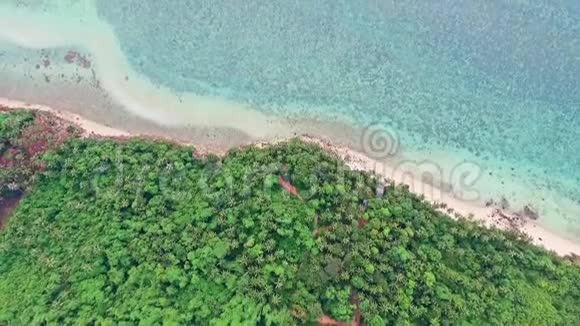 热带隐逸海滩的鸟瞰图视频的预览图