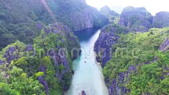 菲律宾巴拉望岛ElNido大泻湖热带海滩假日灵感鸟瞰图视频的预览图