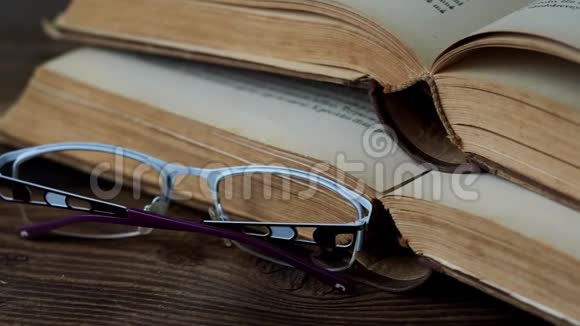 书和眼镜视频的预览图