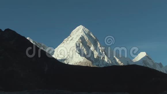 普莫里和灵特伦山脉喜马拉雅山尼泊尔鸟瞰图视频的预览图