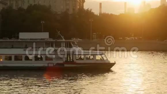 游船在河上航行视频的预览图