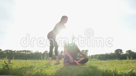 健身运动友谊和生活方式的概念两名年轻妇女在日落时在户外训练视频的预览图