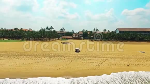 斯里兰卡热带异国海滩鸟瞰图视频的预览图