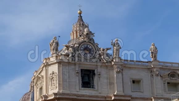 梵蒂冈罗马圣彼得大教堂上的老铜钟视频的预览图