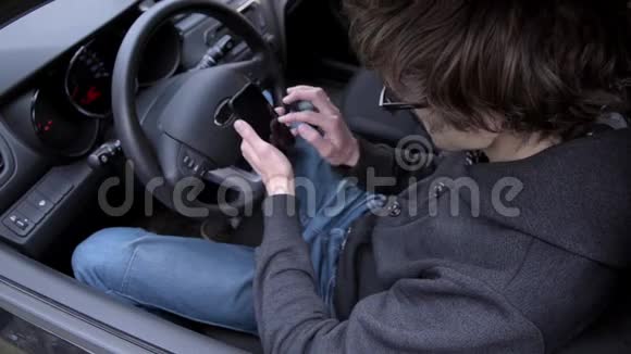 男人在车里用电话视频的预览图