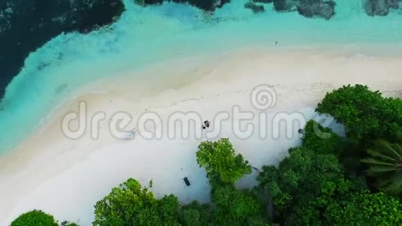 马尔代夫群岛热带海滩鸟瞰图10视频的预览图