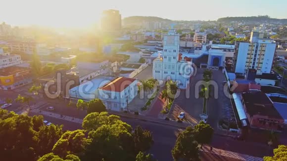 天主教堂在一个小镇的空中活动视频的预览图