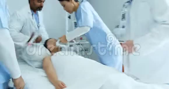医生将一名病人重新安置在病床上视频的预览图