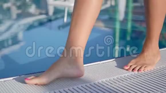 豪华酒店游泳池附近的性感日光浴女腿视频的预览图