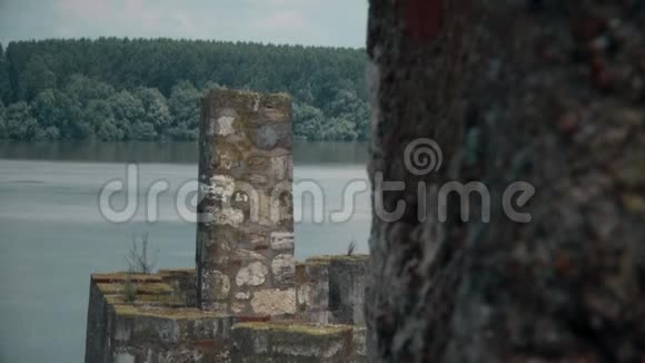 中世纪的老堡垒河上的瞭望塔视频的预览图