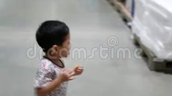 在超市里跑来跑去的亚洲小女孩视频的预览图