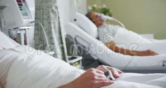 两名男性患者躺在病床4k视频的预览图
