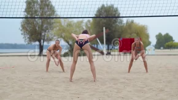 4名女运动员正在沙滩排球户外运动4k视频的预览图