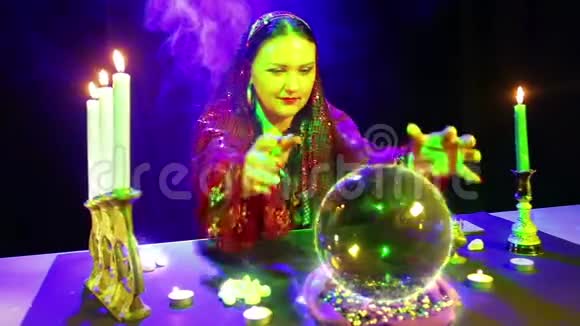 魔术沙龙里的吉普赛人用水晶球进行魔术从水晶球上可以看到火号欧罗视频的预览图