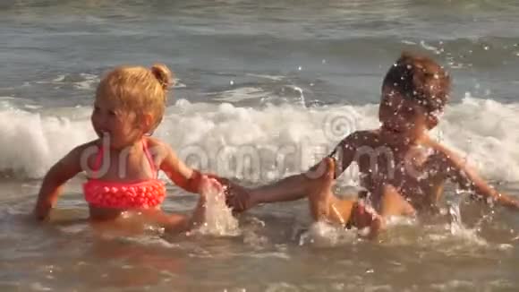 可爱的男孩和女孩被脚踩水带走视频的预览图