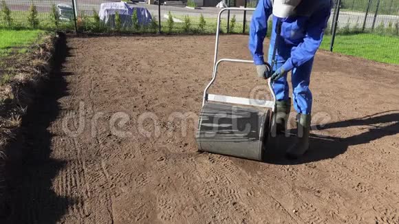 造地工准备填充水的滚轴工具用于草坪工作视频的预览图