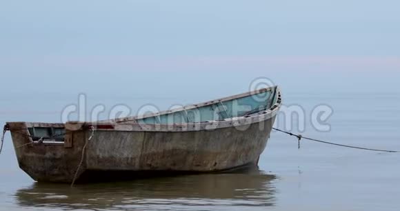 渔人的船在波罗的海波浪上在早期的呻吟中视频的预览图