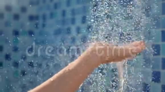 近距离放松的女性享受温暖愉快清新的淋浴捕捉喷气滴视频的预览图