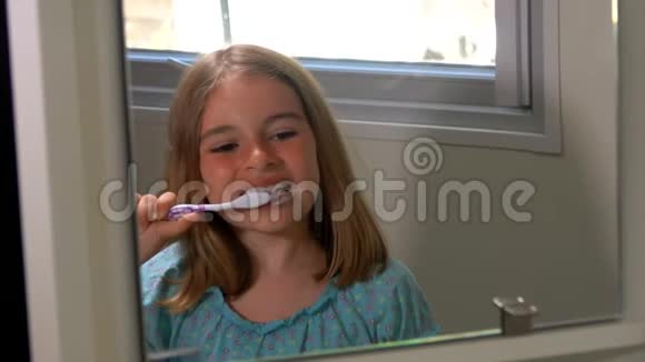 穿蓝色上衣的女孩刷牙视频的预览图