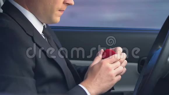 没有安全感的男人坐在车里克服订婚的焦虑视频的预览图