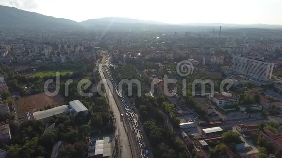 保加利亚索非亚东欧交通堵塞大道保加利亚航空景观视频的预览图