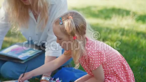 参加公园绘画工作坊的小女孩视频的预览图