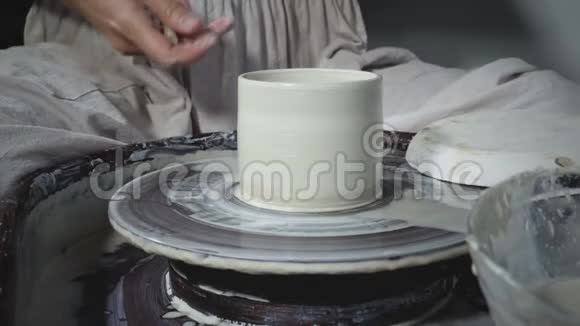 陶工从陶轮上切陶罐视频的预览图