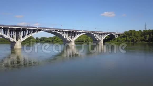 桥过一条宽阔的河3视频的预览图