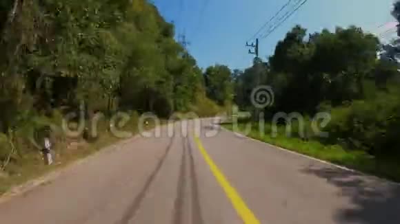 驾驶员视角时间推移运动模糊向前行驶在乡间小路之间以快速的速度行进视频的预览图