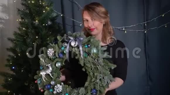 为庆祝圣诞节和新年做准备女孩用装饰的冷杉花环和球和玩具节日视频的预览图