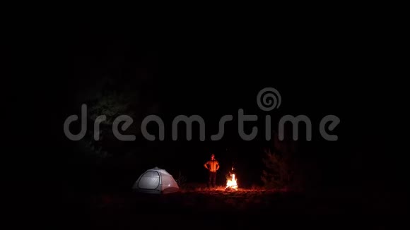 一个晚上在火附近的人视频的预览图