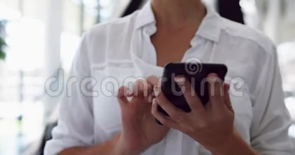 女商人在4k的自动扶梯旁使用手机视频的预览图