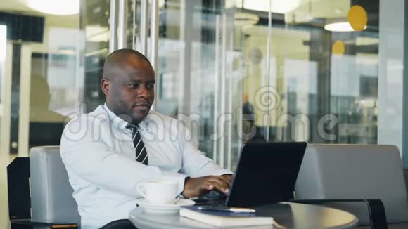 成功的非洲裔美国商人使用笔记本电脑接收良好的信息变得非常兴奋和快乐视频的预览图