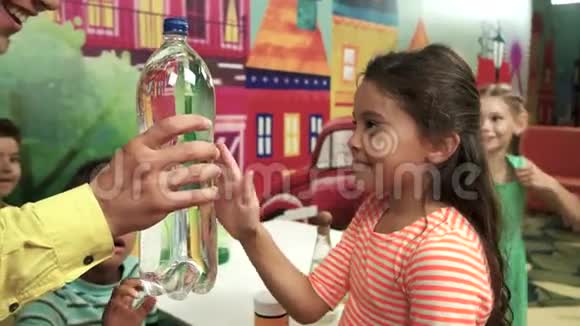 快乐的孩子们在用水瓶做实验视频的预览图