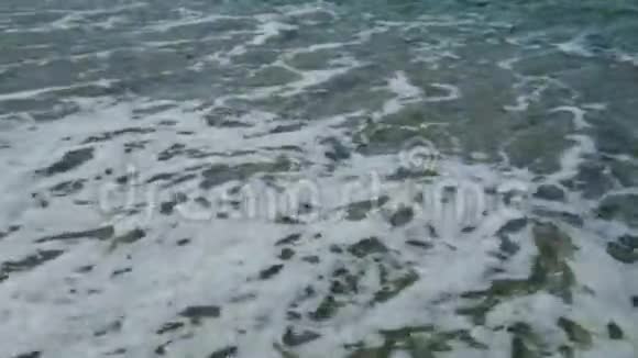 热带海滩近景黄沙滩上波浪的顶景视频的预览图