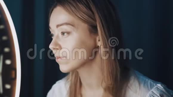 漂亮的女人美女vlogger在环光面前做她的眼睛视频的预览图