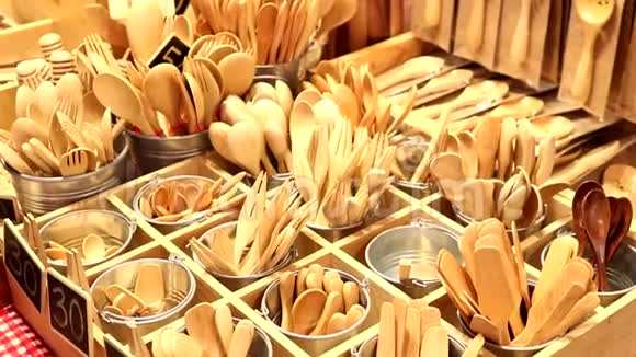 手工制作的木制餐具视频的预览图