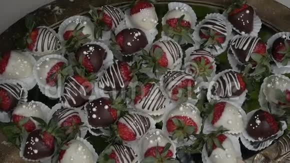 一大盘草莓巧克力视频的预览图