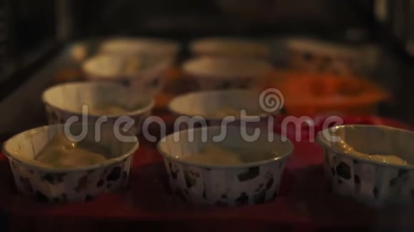 松饼在烤箱里烤烹饪纸杯蛋糕的时间间隔4k视频的预览图