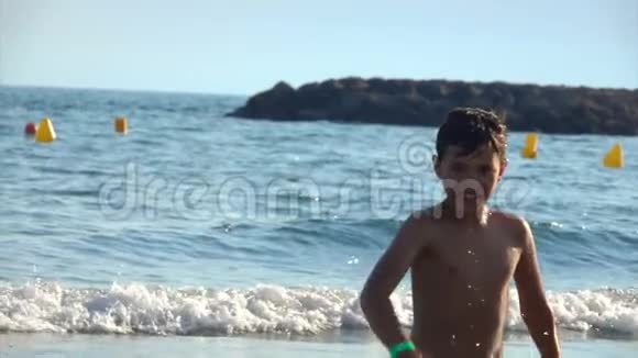 男孩在镜头前踩着水奔跑视频的预览图