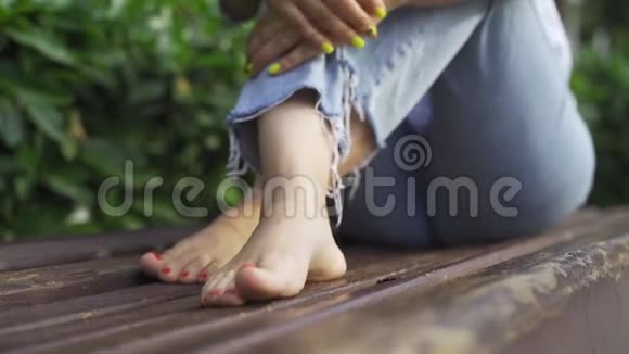 鞑靼女孩双腿坐在长凳上视频的预览图