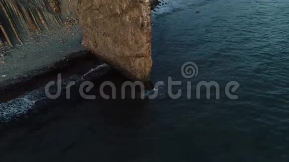 黑海中部的孤独岩石被称为海浪冲刷岩石帆电影4k片段视频的预览图